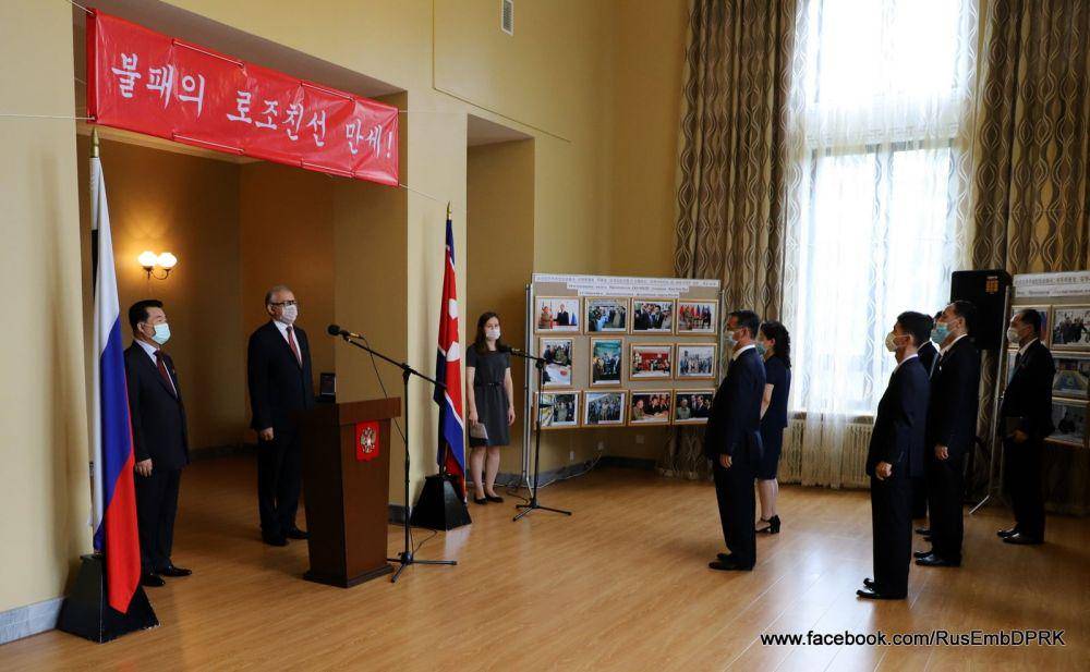 Pejabat Korea Utara menghadiri pameran foto yang diadakan di Kedubes Rusia di Pyongyang (3/8/2021). (Facebook.com/RusEmbDPRK)
