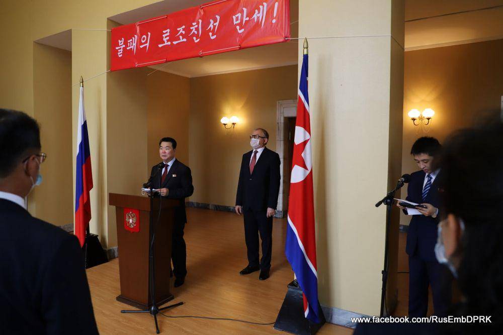 Wakil Menteri Luar Negeri DPRK untuk Urusan Rusia, Im Chon Il saat memberikan pidato pada pameran foto di Kedubes Rusia di Pyongyang (3/8/2021). (Facebook.com/RusEmbDPRK)