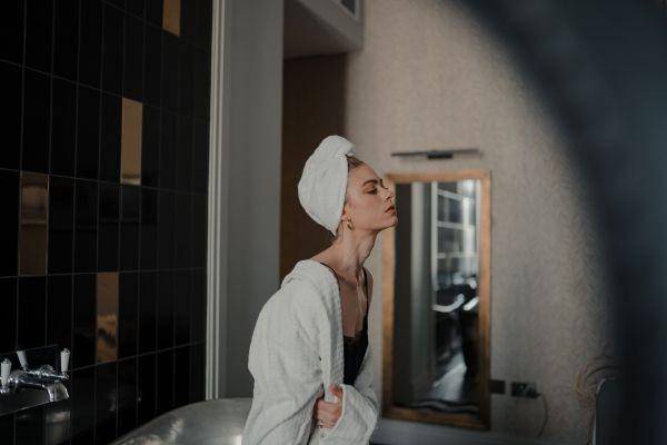 ilustrasi perempuan mengenakan handuk (unsplash.com/@henry_ravenscroft_)