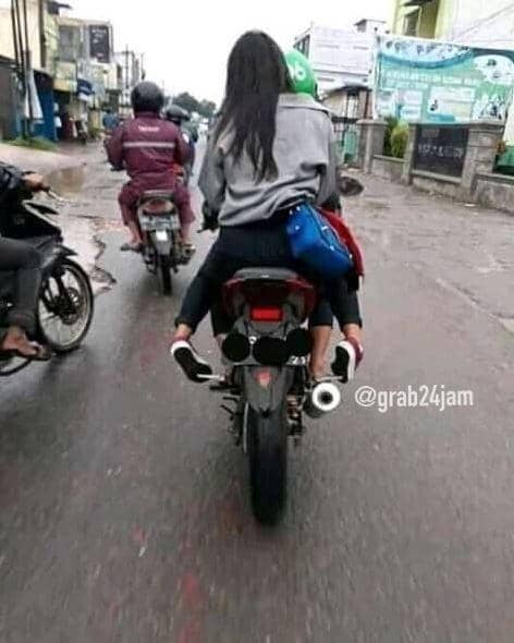 nasib apes naik motor gede (instagram.com/grab24jam)