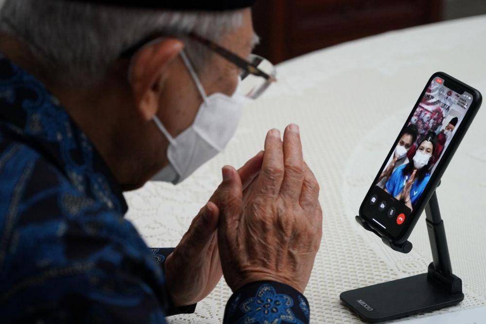 Wapres Ma'ruf Amin melakukan video call untuk memberi ucapan selamat ke Greysia Polii dan Apriyani Rahayu (istimewa/dokumentasi biro setwapres)