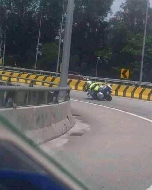 nasib apes naik motor gede (instagram.com/awreceh.id)