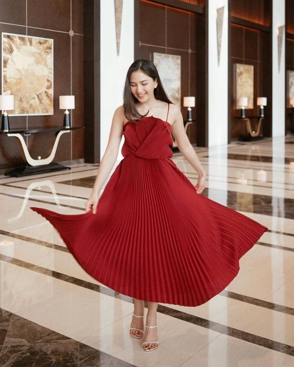Gaya Kondangan Serba Merah (instagram.com/jscmila)