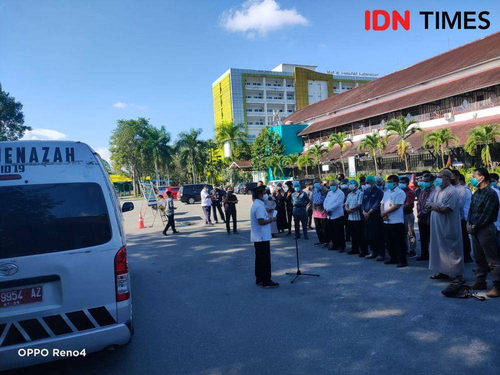 Pelepasan jenazah dokter di Balikpapan korban COVID-19. (IDN Times/Hilmansyah)