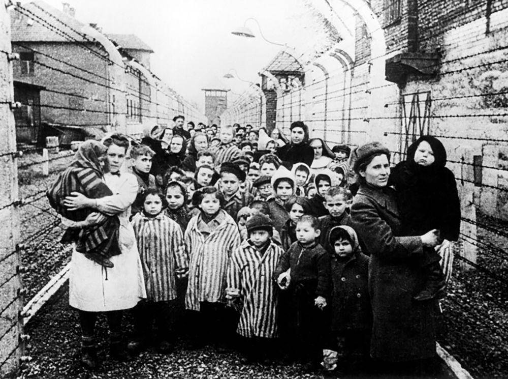Para tahanan di Penjara Auschwitz milik Nazi. (upenn.edu)