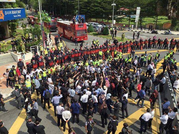 Pihak oposisi Malaysia menuntut pengunduran diri Perdana Menteri Malaysia, Muhyiddin Yassin, dalam gerakan protesnya pada hari Senin, 2 Agustus 2021, lalu. (Twitter.com/suetmei)