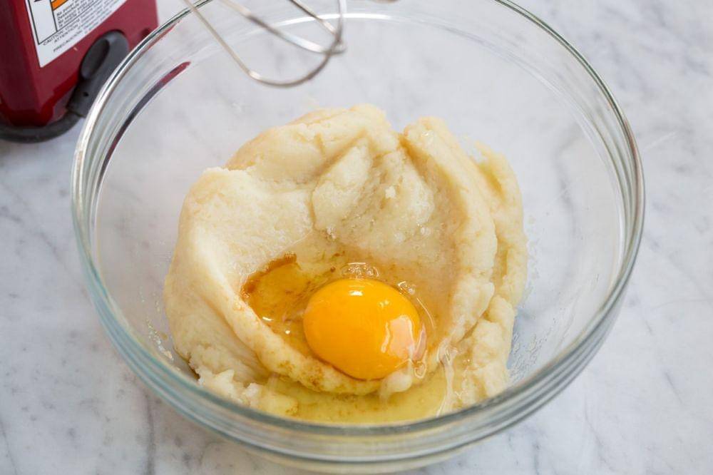 Adonan kue dengan telur (cookingclassy.com)