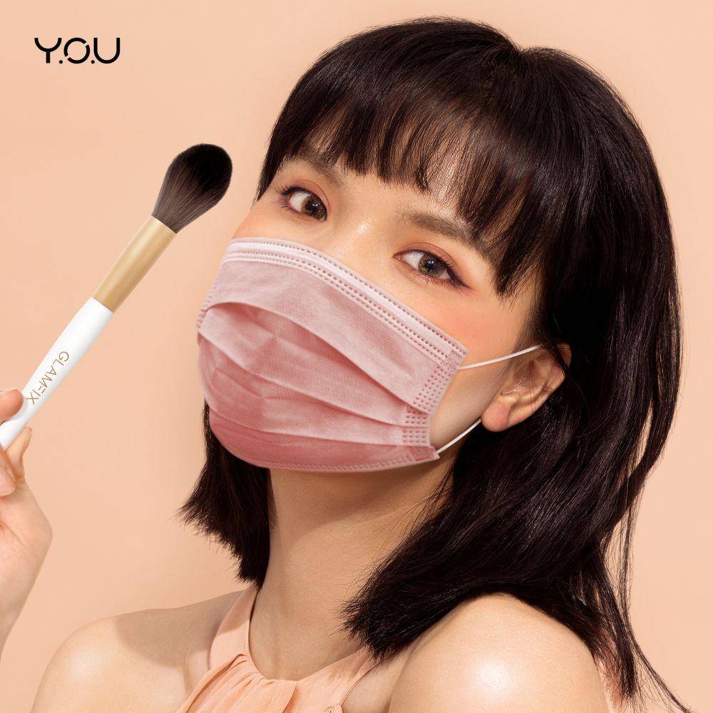 Ilustrasi memakai blush on (dok. Y.O.U)