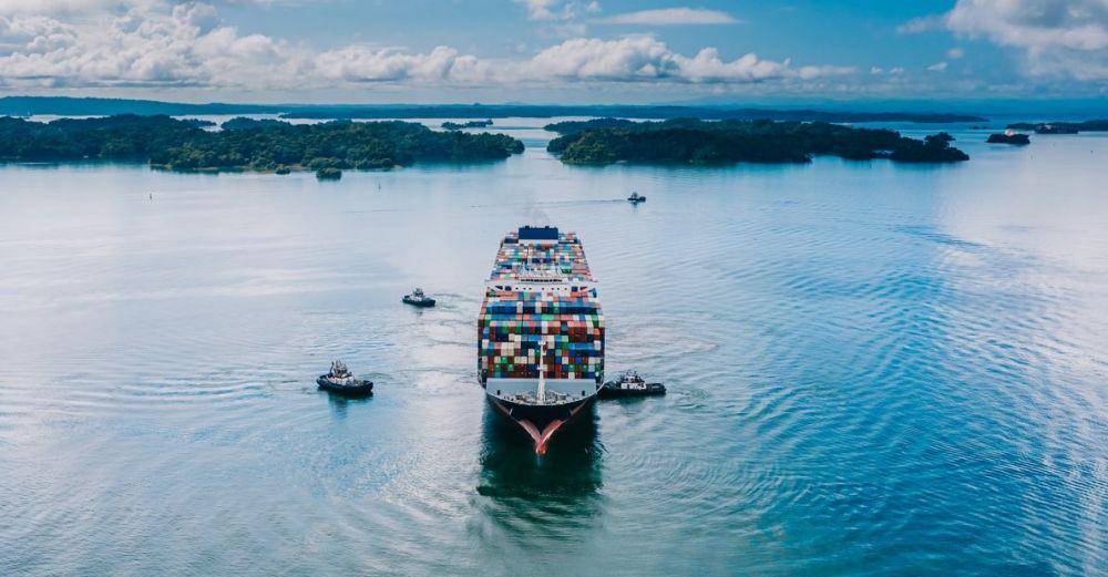 Kapal barang yang melintas di Terusan Panama. (twitter.com/canaldepanama)