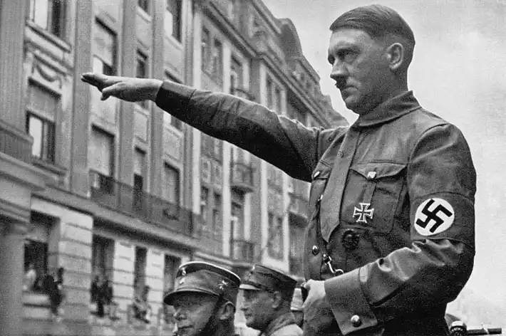 Adolf Hitler dikenal karena melakukan genosida dan Holocaust. (historyextra.com)