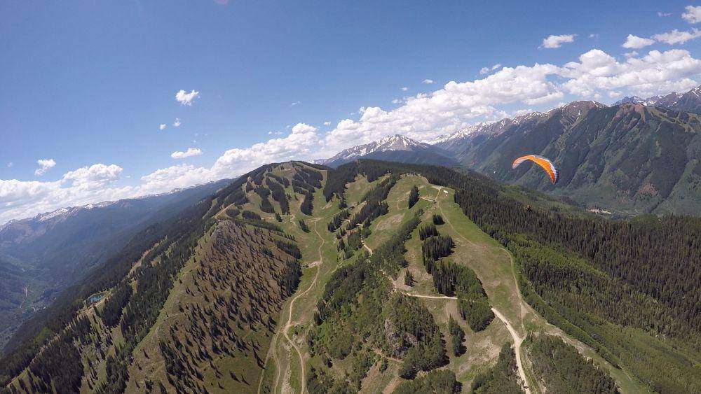 Paralayang di Aspen (www.aspenparagliding.com)