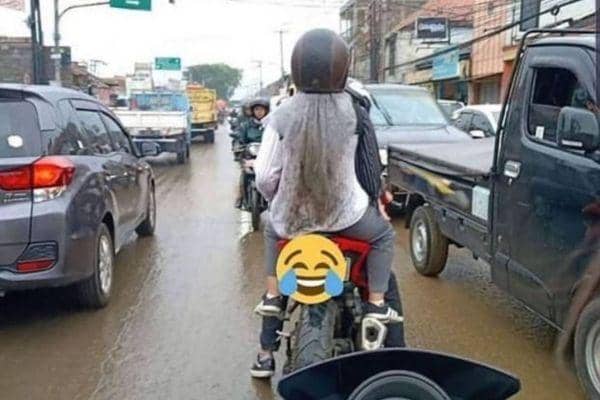 10 Potret Apes Diboncengin Naik Motor Gede, Ngakak Abis!