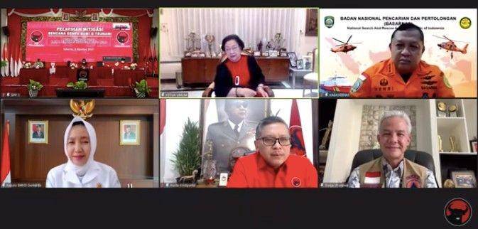 Ketua Umum PDI Perjuangan, Megawati Soekarnoputri ketika menyentil Ganjar Pranowo soal banjir laut (Tangkapan layar YouTube PDI Perjuangan)