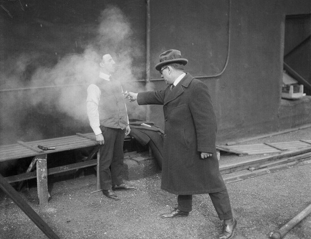 ilustrasi foto uji coba rompi anti peluru zaman dulu (atlasobscura.com)
