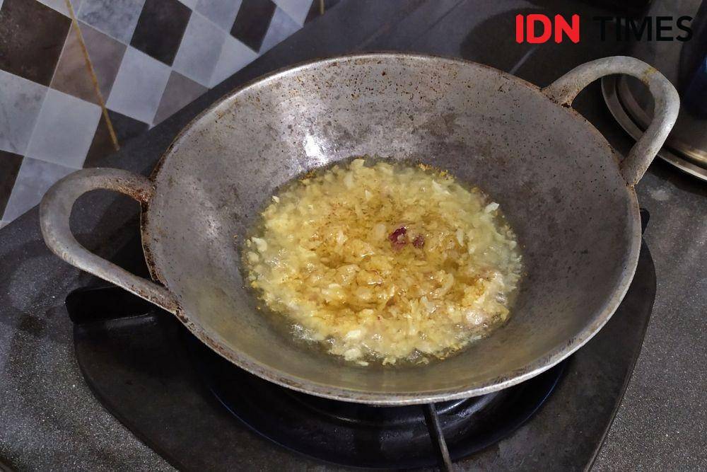Menumis bumbu sop (IDN Times/Intan Deviana)