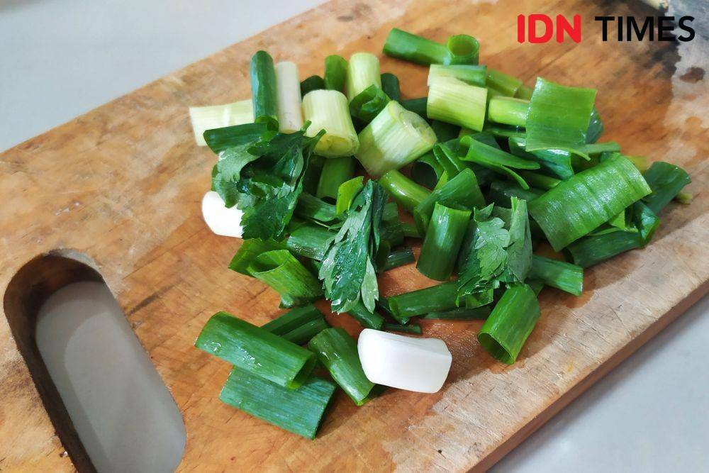 Potongan daun bawang dan seledri (IDN Times/Intan Deviana)