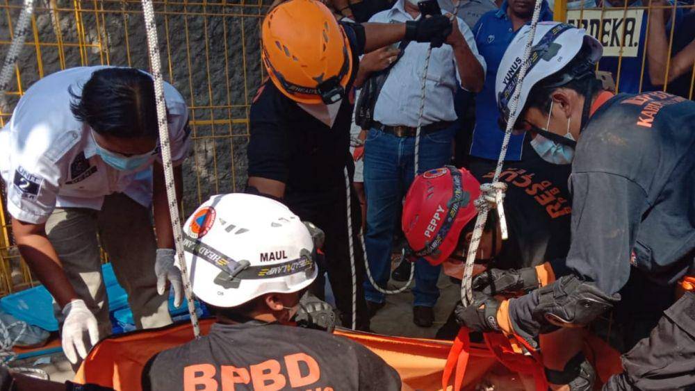 Petugas evakuasi kakek bunuh diri di dalam sumur. IDN Times/Zainul Arifin