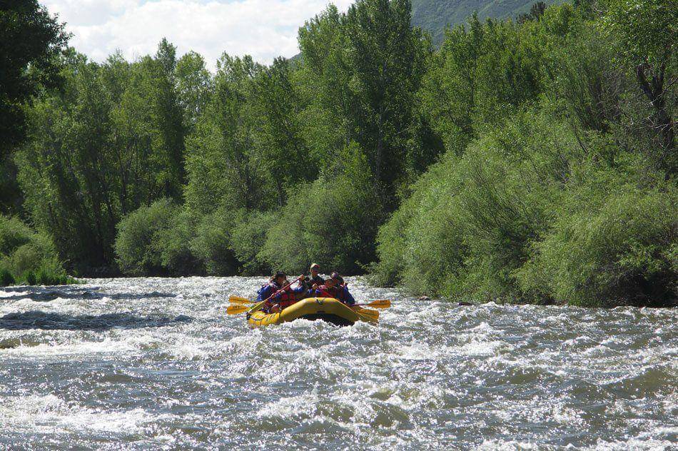 Arung jeram di Sungai Roaring Fork (aspenwhitewater.com)