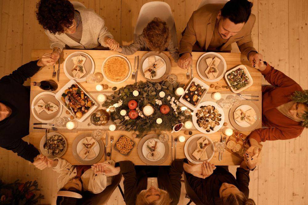 ilustrasi berdoa sebelum makan (pexels.com/Nicole Michalou)