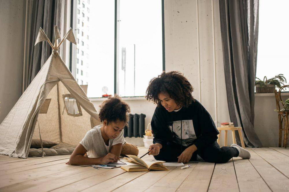 Orang tua menemani anak belajar (pexels.com/Monstera)