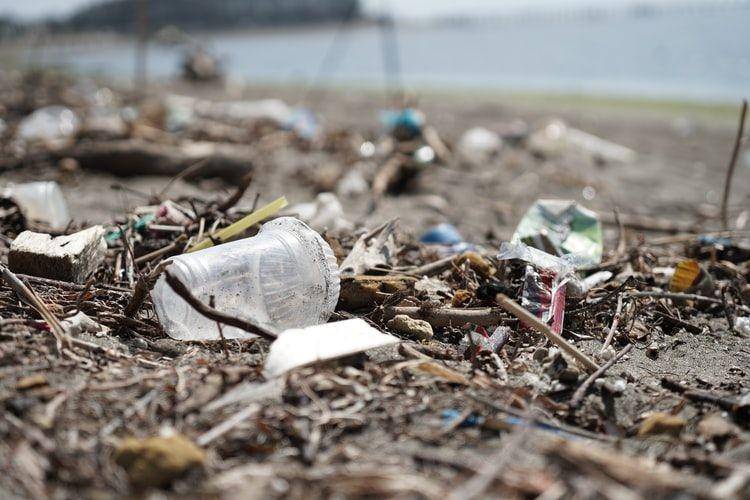 Sampah di pantai Bali (unsplash.com/OCG Saving The Ocean)