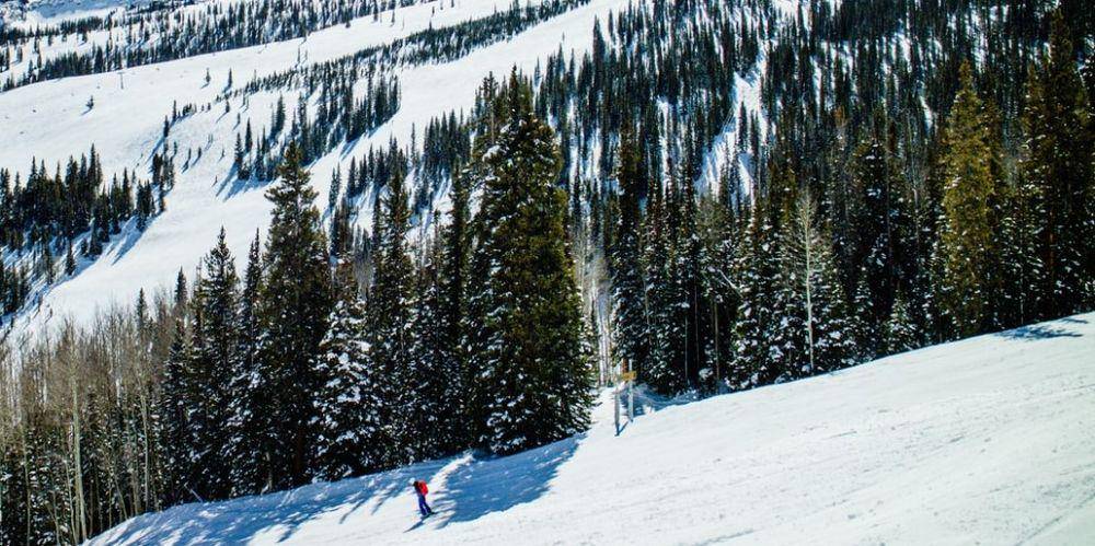 Main ski di Aspen (unsplash.com/Joshua Sukoff)
