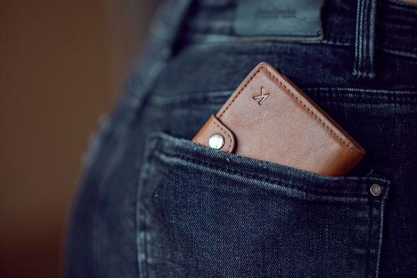 5 Cara Merawat Dompet Pria Sesuai Bahan Agar Awet dan Tahan Lama