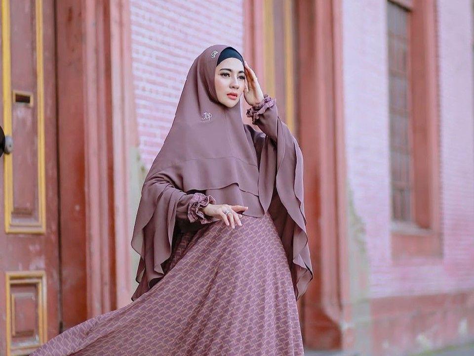 Sukses Berbisnis, 10 Potret Indah Dewi Pertiwi Berbalut Pakaian Syari