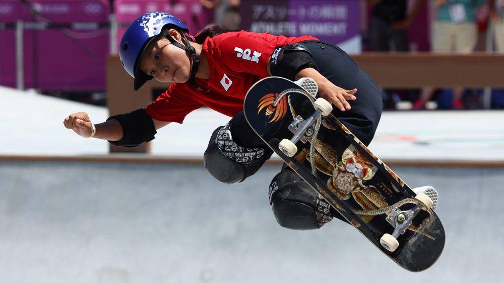 Sakura Yosozumi saat beraksi pada cabor skateboard women's park (twitter.com/NikkeiAsia)
