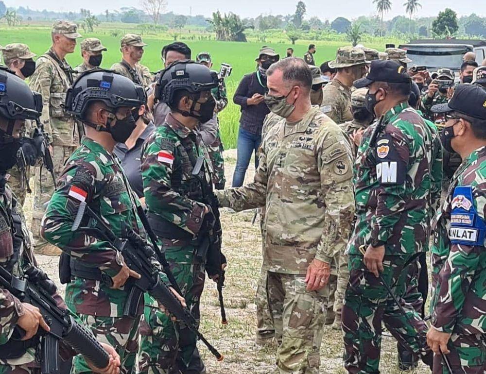 Commanding General USARPAC Jenderal Charles A. Flynn (kanan) memberi semangat kepada personel TNI AD di Baturaja (www.instagram.com/@tni_angkatan_darat)
