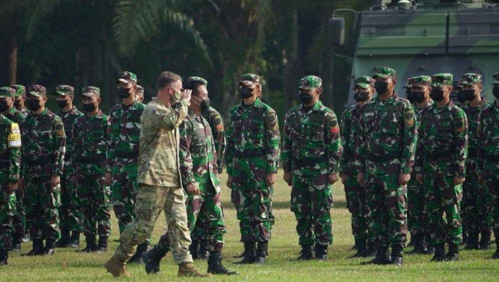 Commanding General USARPAC Jenderal Charles A. Flynn (kiri) memberi hormat kepada personel TNI AD di Baturaja (www.instagram.com/@tni_angkatan_darat)
