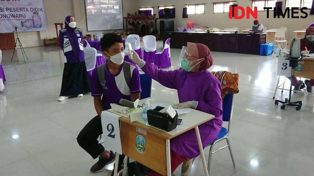 Vaksinasi pelajar di SMAN 1 Kedungwaru, Tulungagung. IDN Times/ Bramanta Pamungkas