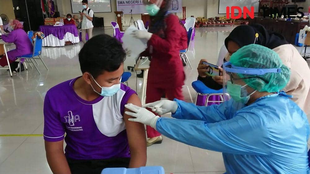 Vaksinasi pelajar di SMAN 1 Kedungwaru, Tulungagung. IDN Times/ Bramanta Pamungkas