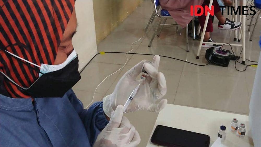 Petugas menyiapkan vaksin untuk pelajar. IDN Times/ Bramanta Pamungkas