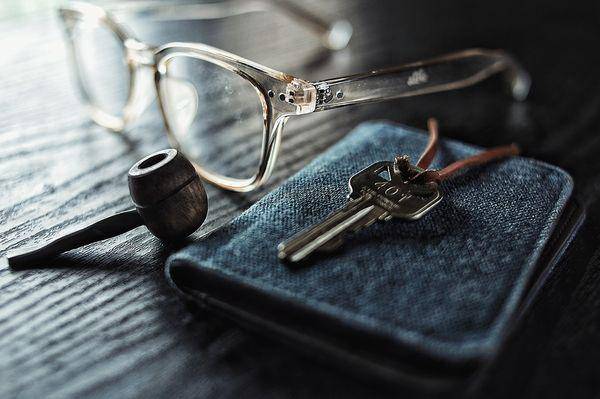 Ilustrasi dompet denim (pixabay/Pexels)