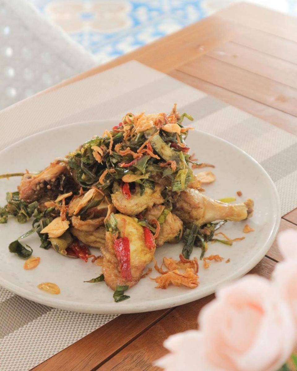 potret hidangan ayam rempah dedaunan (instagram.com/agussasiranganbjm)
