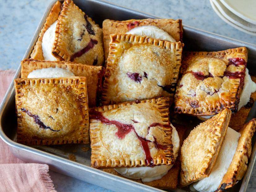 ilustrasi hand pie ice cream sandwich (foodnetwork.com/Food Network Kitchen)