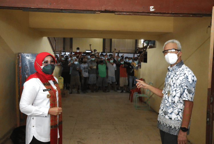Gubernur Jawa Tengah Ganjar Pranowo dan Bupati Klaten Sri Mulyani mengunjungi pasien COVID-19 di lokasi Isolasi Terpusat GOR Gelarsena, Rabu (4/8/2021 ). (humasjateng.go.id)