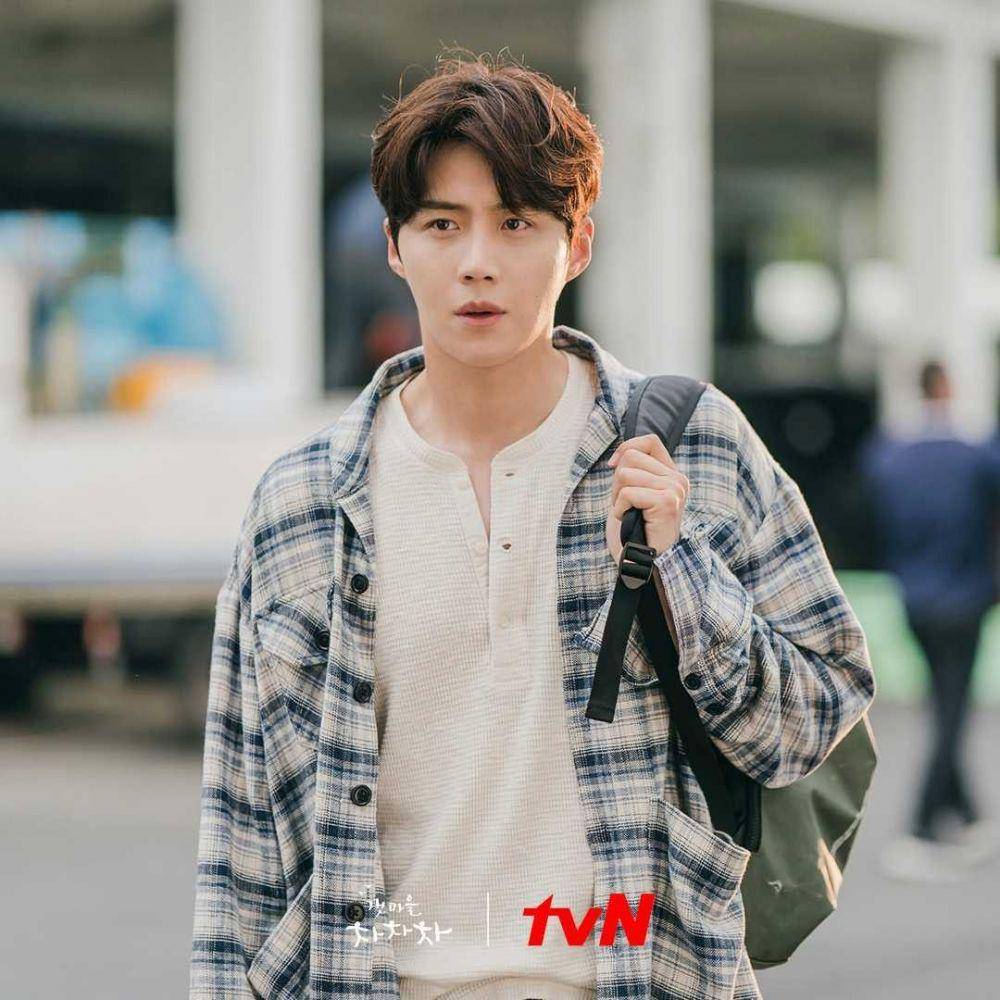 potret peran Kim Seon Ho di drama Korea Hometown Cha-Cha-Cha. (instagram.com/tvndrama.official)