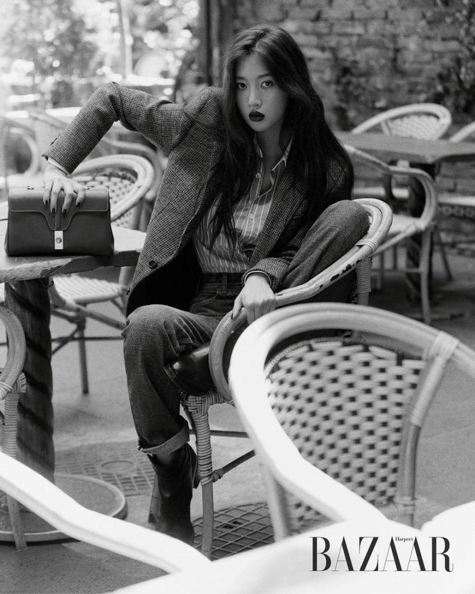 Moon Ga Young dalam pemotretan majalah (instagram.com/harpersbazaarkorea)
