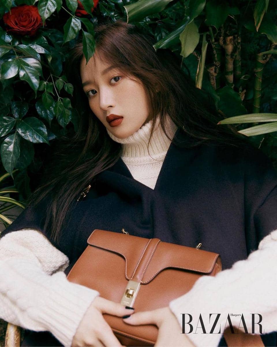 Moon Ga Young dalam pemotretan majalah (instagram.com/harpersbazaarkorea)