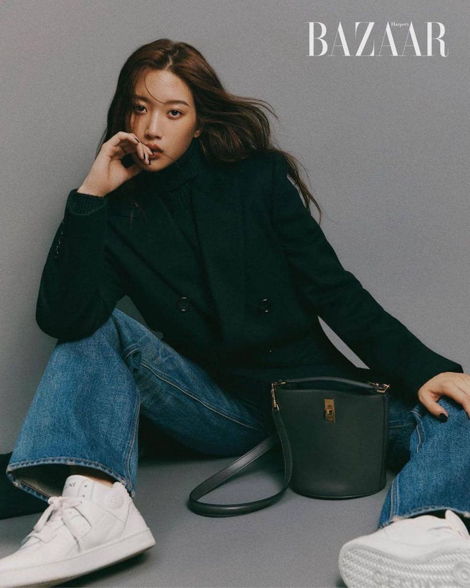 Moon Ga Young dalam pemotretan majalah (instagram.com/harpersbazaarkorea)