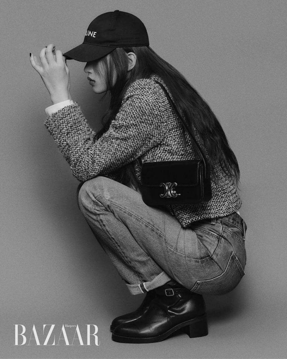 Moon Ga Young dalam pemotretan majalah (instagram.com/harpersbazaarkorea)