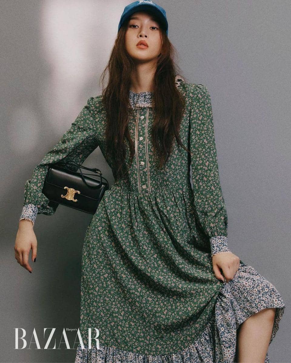 Moon Ga Young dalam pemotretan majalah (instagram.com/harpersbazaarkorea)