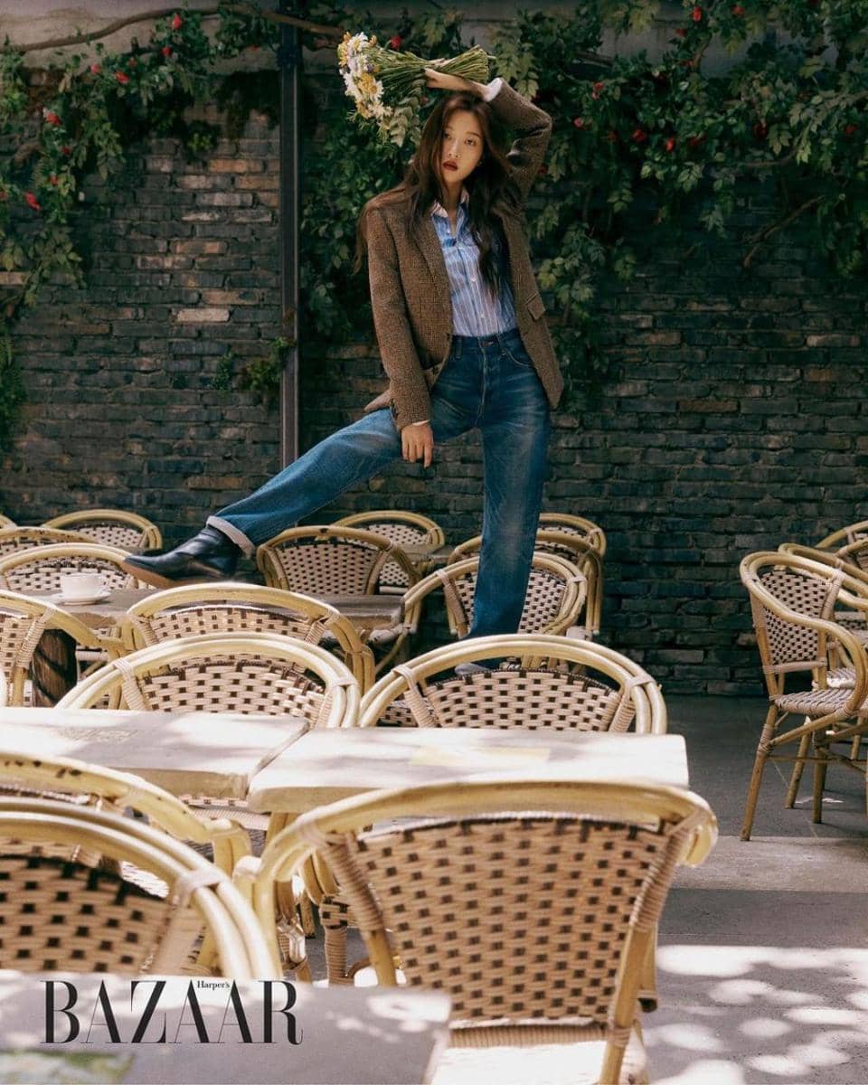 Moon Ga Young dalam pemotretan majalah (instagram.com/harpersbazaarkorea)