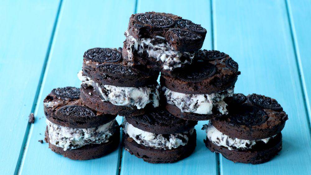 ilustrasi brownie cookies and cream ice cream sandwich (tastemade.com)