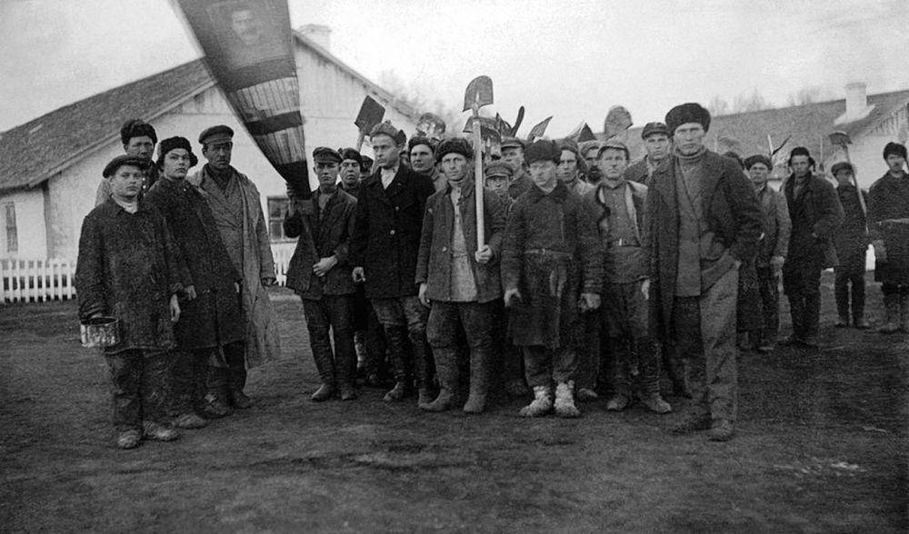 Sekelompok tahanan yang bekerja di lokasi konstruksi. (rbth.com/The State Museum of the South Ural History)