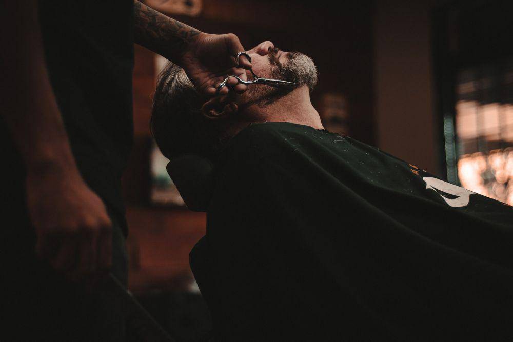 Ilustrasi cukur rambut (unsplash.com/Allef Vinicius)