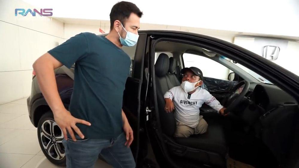 Sering Kasih Durian, 10 Potret Ucok Baba Dapat Mobil dari Raffi Ahmad
