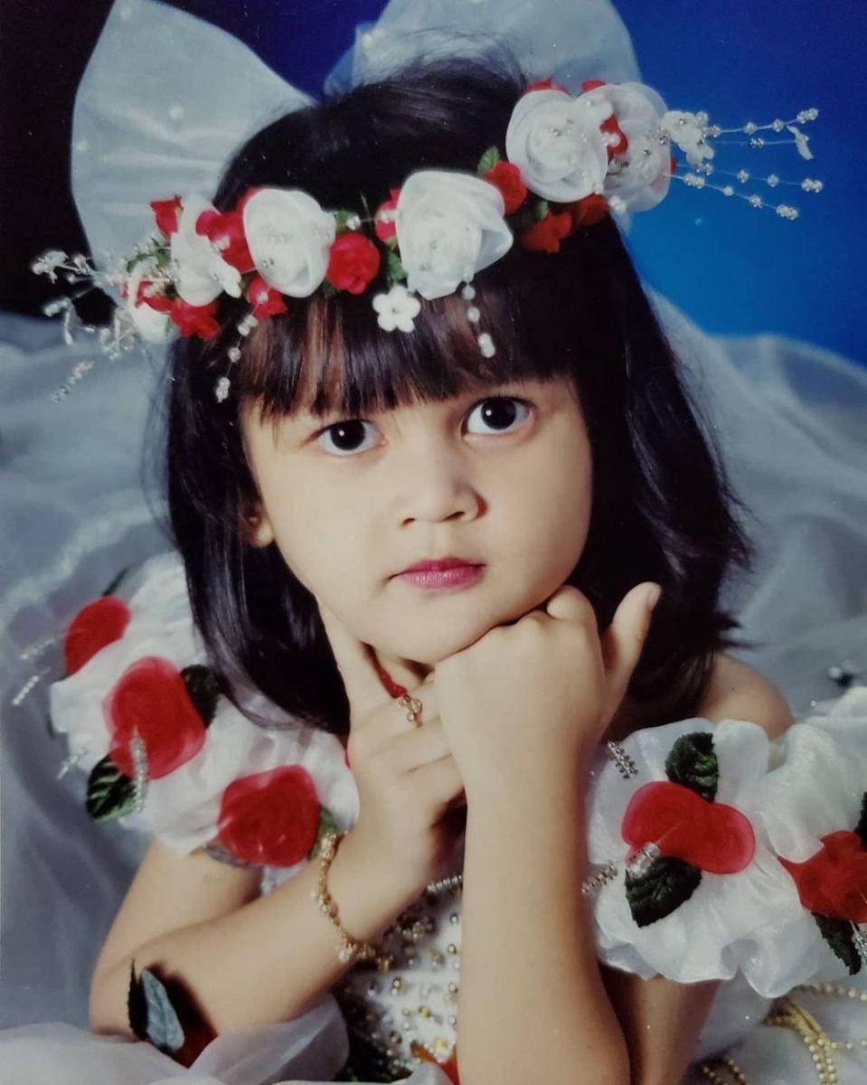 potret masa kecil Cut Meyriska (instagram.com/rogerojey)